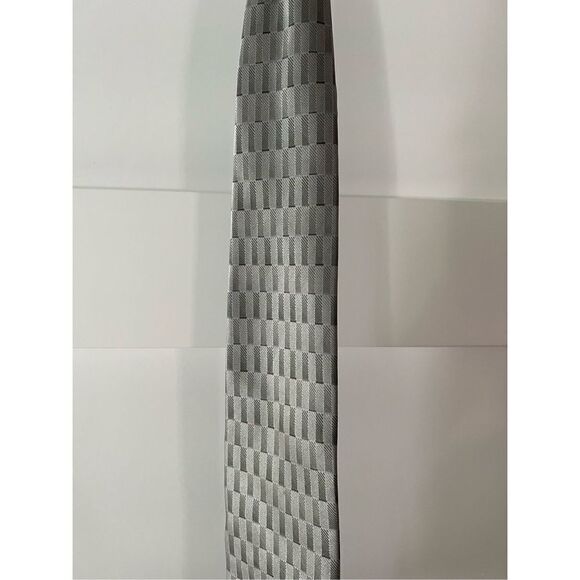 DKNY Gray patterned hundred percent silk men’s necktie - Picture 4 of 5